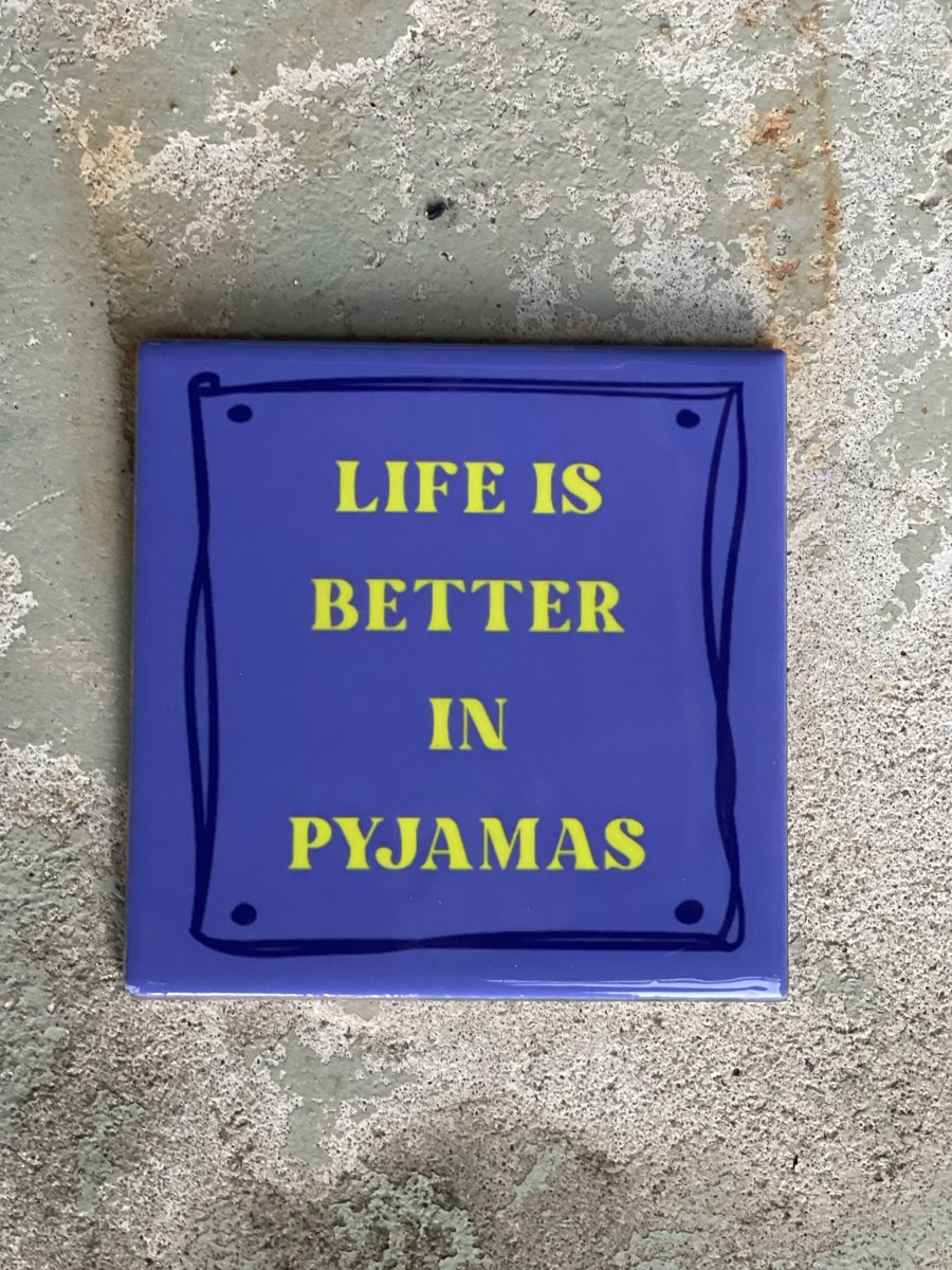 Tegeltje Life is better in pj’s | Hippe Spreuktegel | Nieuwe woning cadeau | Housewarming cadeau |Verjaardagscadeau | Birthday |Verjaardag |brievenbuscadeau - Afbeelding 2