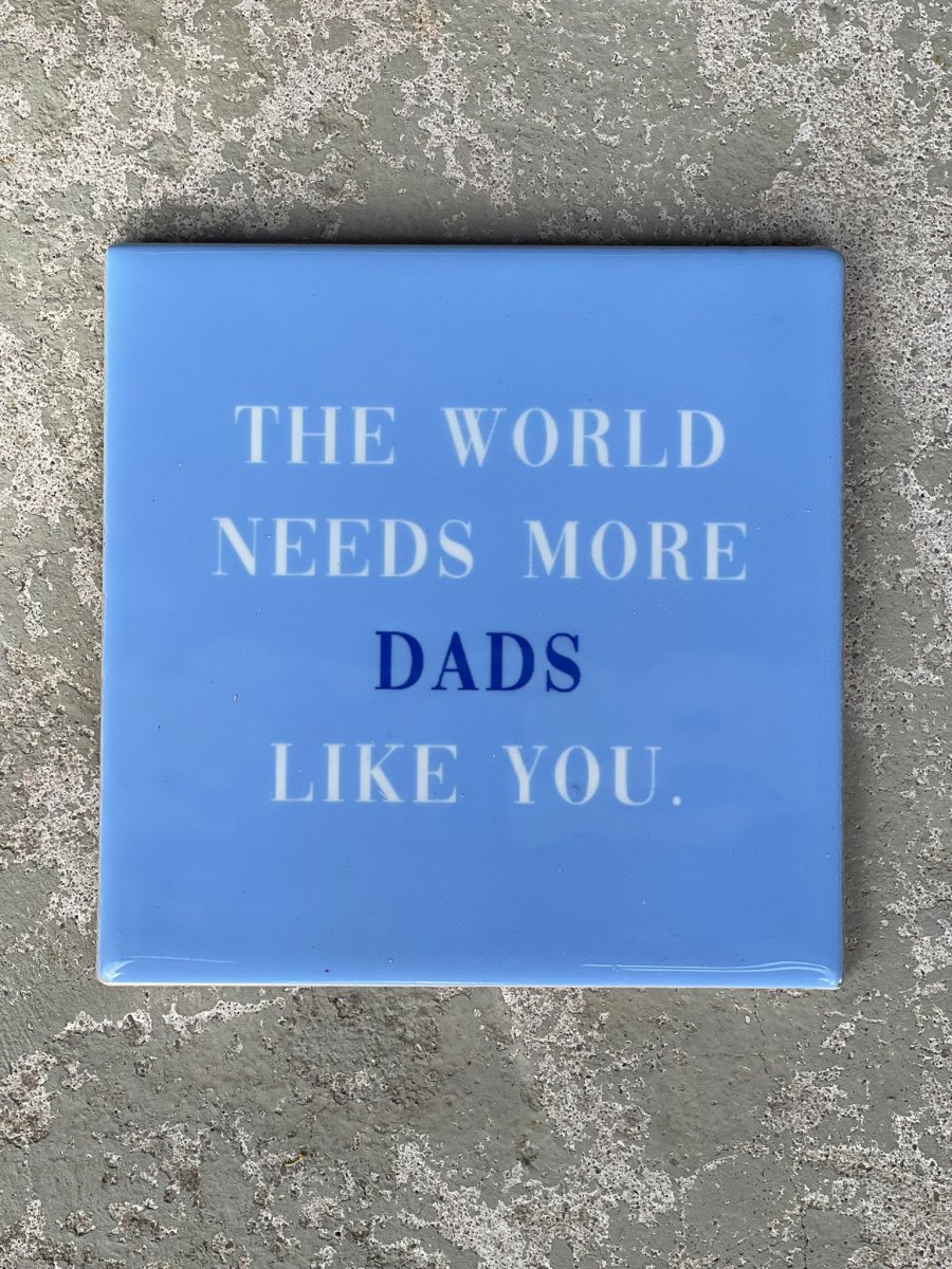 Tegeltje World needs more dads | Hippe Spreuktegel | Afscheid cadeau| Nieuwe woning cadeau | Housewarming cadeau |Verjaardagscadeau | Birthday |Verjaardag |brievenbuscadeau - Afbeelding 2